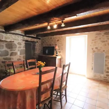 Charmant Gite Renove Avec Terrasse Et Jardin - Entre Cantal Et Lot, Proche Activites Et Sites Historiques - Fr-1-742-86 *