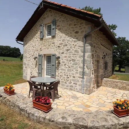 Charmant Gite Renove Avec Terrasse Et Jardin - Entre Cantal Et Lot, Proche Activites Et Sites Historiques - Fr-1-742-86 Holiday home Roumegoux (Cantal)