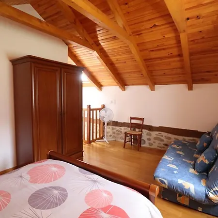 Charmant Gite Renove Avec Terrasse Et Jardin - Entre Cantal Et Lot, Proche Activites Et Sites Historiques - Fr-1-742-86 Roumegoux (Cantal)